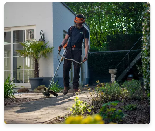 Jardineiro a fazer manutenção de relvado